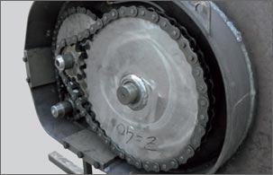 Trasmissione con invio a doppia catena in riduzione.